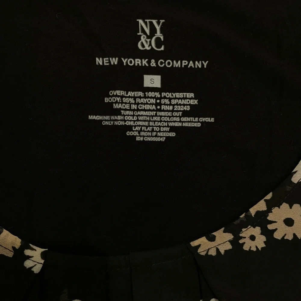 WOMEN’S New York & Co. Sleeveless Top - Picture 4 of 6